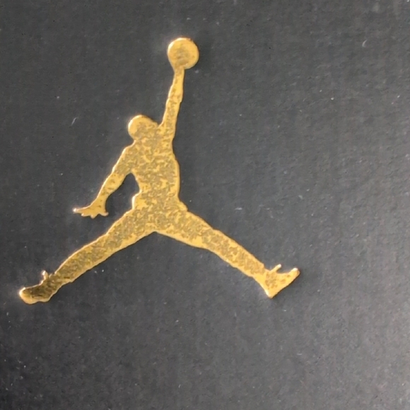 Jordan 1 Retro in University Blue and Black - Picture 2 of 16